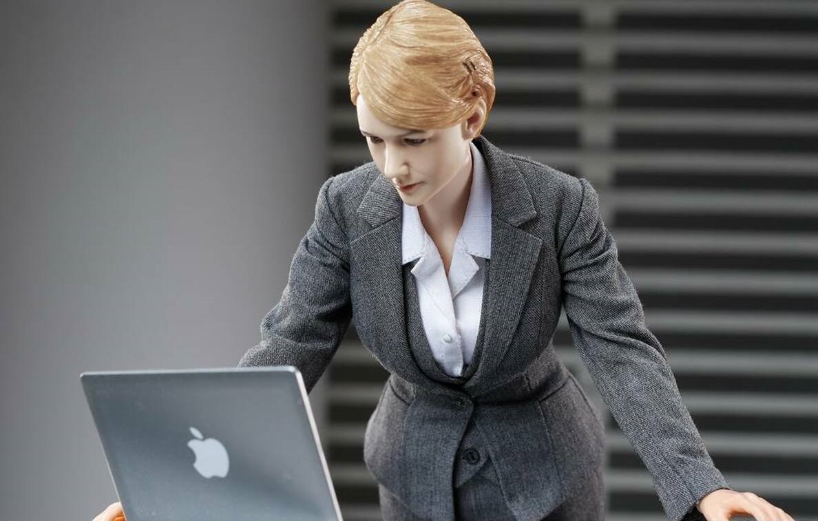 女士白領職業(yè)套裝