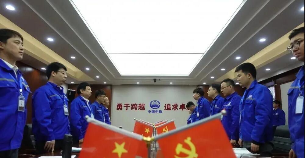 中鐵九局藍(lán)色工作服定制設(shè)計(jì)思路