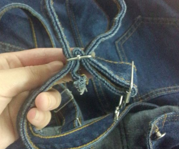 在方扣處拉出一部分帶子