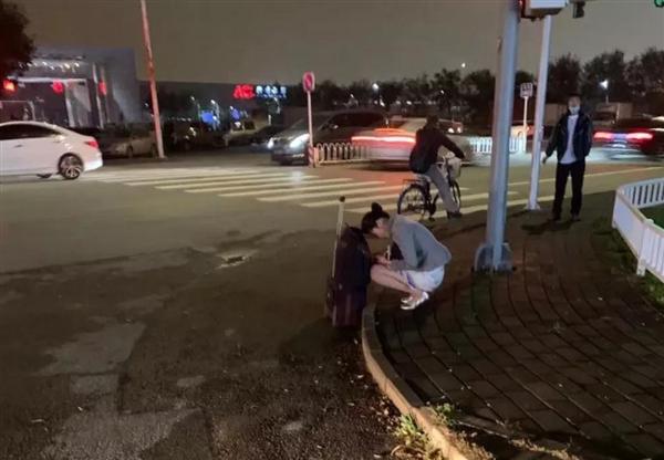 未及時換冬裝,海航空姐被凍瑟瑟發抖